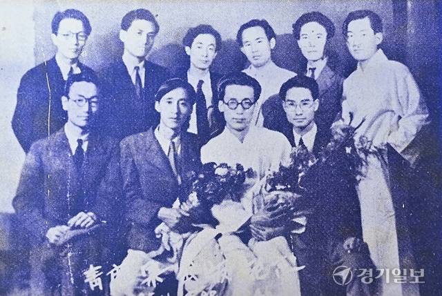 청록파 시인 사진(1946), 앞 줄 맨 오른쪽이 박두진. 홍기웅기자