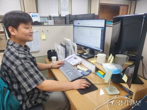이상엽 주무관이 연천교육지원청에 근무중인 모습. 박화선기자