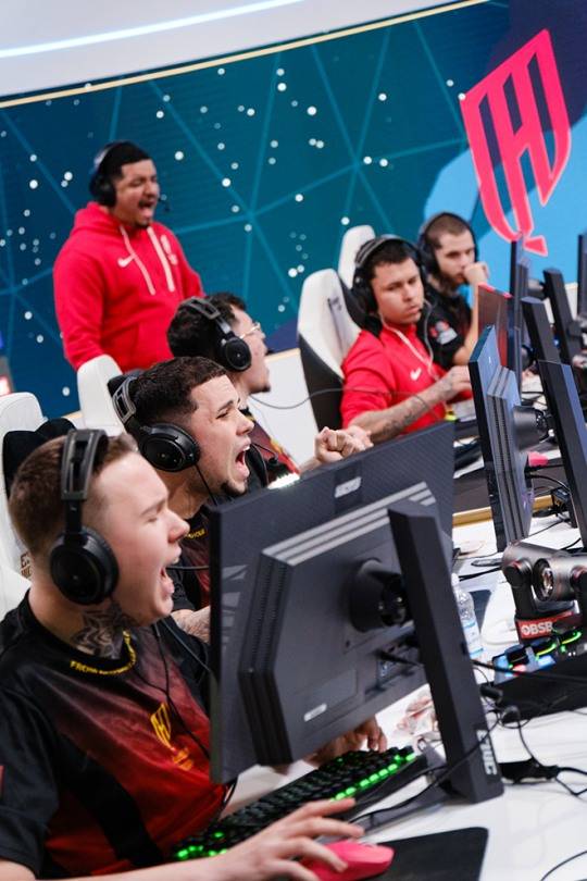 Esports World Cup 2025 크로스파이어 부문 2일차에서 8강전에 진출한 4팀이 확정됐다. 사진은 처음으로 8강 진출을 확정한 알 카디시아팀. 사진 제공 : 스마일게이트