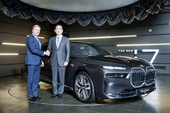 2022년 12월 열린 BMW 뉴 i7 10대 전달식. 좌측부터 올리버 집세 BMW 그룹 회장, 이재용 삼성전자 회장 [사진출처=BMW]