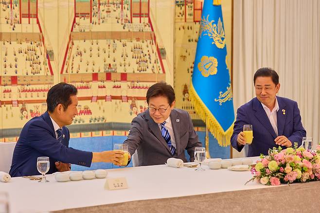 이재명 대통령이 20일 서울 한남동 관저에서 더불어민주당 정청래 대표, 김병기 원내대표 등 지도부와 만찬을 하고 있다. [사진 대통령실]