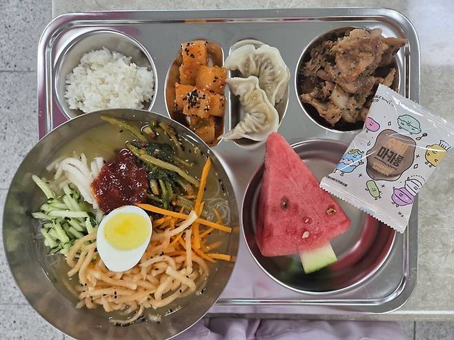 점심 메뉴로 나온 초계면. 이 학교 급식 단가는 한 끼에 4920원이다. <자료=호계중>