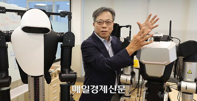 장병탁 투모로로보틱스 대표가 최근 서울 강남구 휴머노이드 AI연구소에서 매일경제와 만나 휴머노이드를 구현하기 위한 피지컬 AI에 대해 설명하고 있다.  [이승환기자]