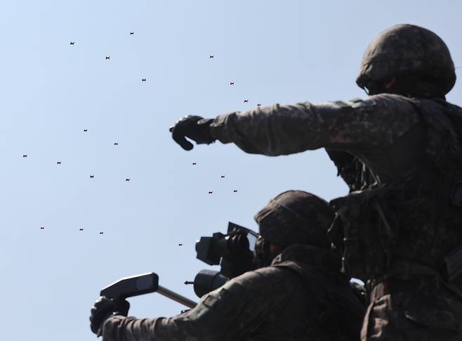 지난 20일 울산항 5부두 일대에서 열린 ‘사이버 위기대응과 연계한 울산항 통합방호훈련’에서 군이 군집드론 공격에 대응하는 모습. 기사 내용과 직접적인 관련 없음. [사진 출처 = 연합뉴스]