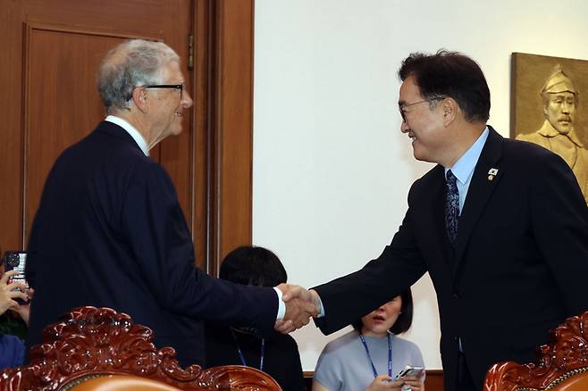 우원식 국회의장이 방한 중인 마이크로소프트(MS) 창업자 빌 게이츠 게이츠재단 이사장과 21일 오후 서울 여의도 국회의장실에서 만나 인사를 하고 있다. [한주형 기자]