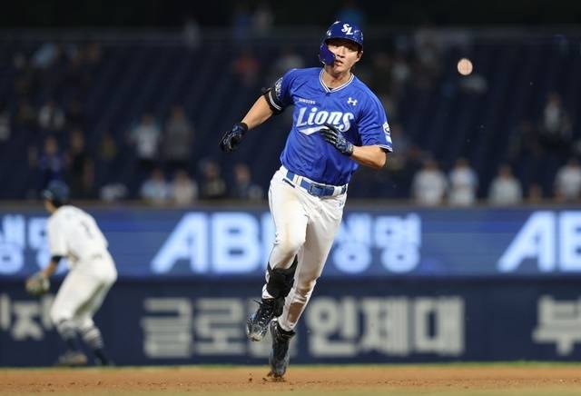 구자욱이 21일 창원 NC전에서 3루타를 치고있다. 사진=삼성 제공