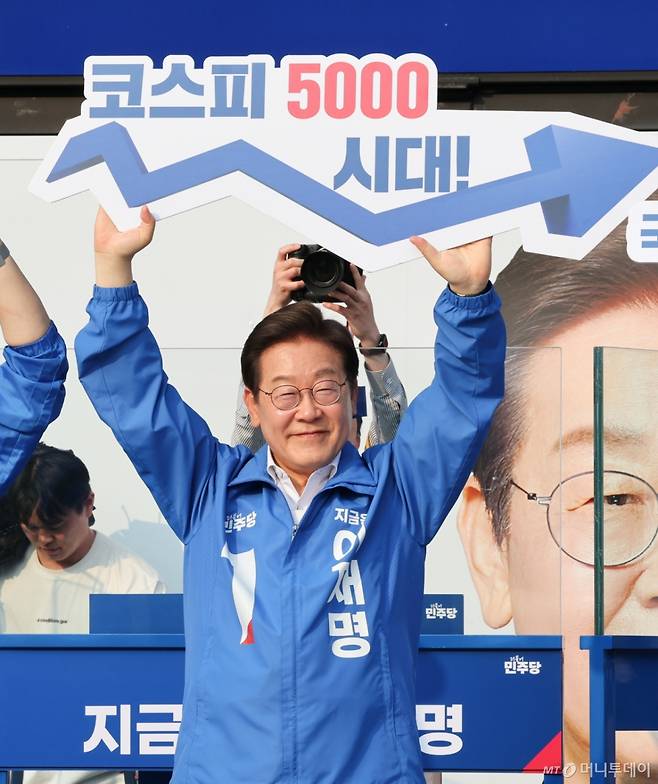 [서울=뉴시스] 조성우 기자 = 이재명 더불어민주당 대선후보가 29일 오후 서울 서초구 서울고속버스터미널광장에서 열린 유세에서 지지를 호소하고 있다. 2025.05.29. xconfind@newsis.com /사진=김근수