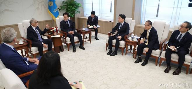 [서울=뉴시스] 최동준 기자 = 빌 게이츠 게이츠재단 이사장이 21일 서울 용산 대통령실에서 이재명 대통령을 예방하며 발언하고 있다. (대통령실통신사진기자단) 2025.08.21. photocdj@newsis.com /사진=최동준