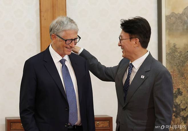 김민석 국무총리가 21일 오전 서울 종로구 총리공관에서 열린 오찬회담에서 빌게이츠 게이츠재단 이사장의 옷 먼지를 털어주고 있다./사진=뉴시스