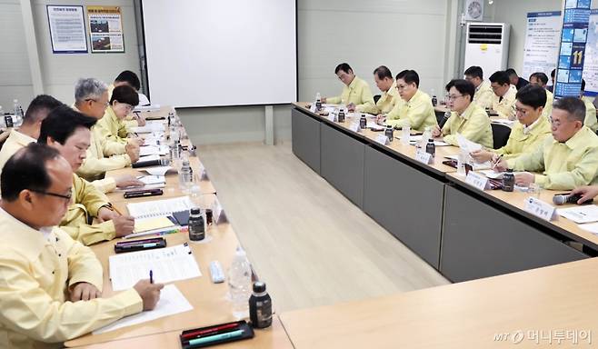 김정관 산업통상자원부 장관이 5일 경기 가평군 소재 신가평변환에서 김동철 한국전력공사 사장, 김동섭 한국석유공사 사장, 최연혜 한국가스공사 사장, 황주호 한국수력원자력 사장을 비롯한 발전5개사(한국중부발전, 한국서부발전, 한국남부발전, 한국동서발전, 한국남동발전) 사장단이 참석한 가운데 에너지공기업 간담회를 하고 있다. (사진= 산업통상자원부 제공) 2025.08.05. photo@newsis.com *재판매 및 DB 금지