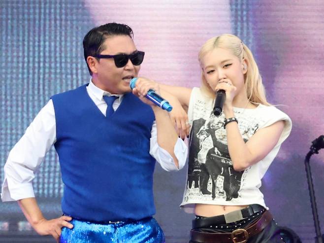 지난 6월 인천에서 진행된 '싸이 흠뻑쇼 SUMMER SWAG 2025' 행사에서 가수 싸이(왼쪽)와 블랙핑크 로제가 공연 중인 모습. /사진=뉴스1