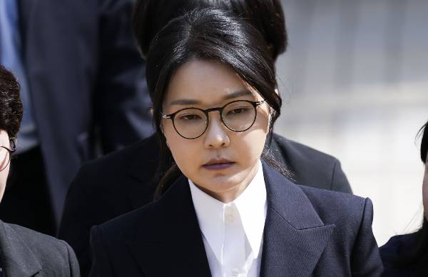 김건희 여사가 지난 2022년 대선 당시 통일교 측의 '대선 총동원' 이야기를 듣고 감사 인사를 전한 녹취를 특검팀이 확보했다. 사진은 김건희 여사가 서울중앙지법에서 열린 구속 전 피의자 심문(영장실질심사)를 마치고 나오는 모습. /사진=뉴스1