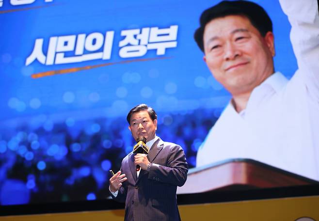 박승원 광명시장이 지난 6월 광명극장에서 열린 제6회 자치분권 포럼 '자치분권 아리랑'의 발표자로 나서 시민주권정부로 나아가고자 하는 포부를 밝히고 있다. /사진제공=광명시