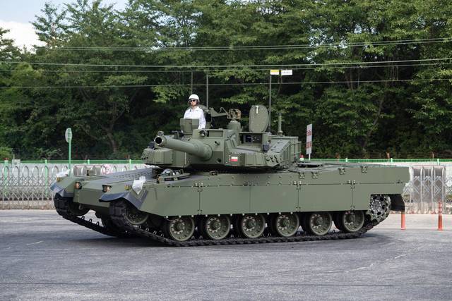 지난 14일 오후 경남 창원시 현대로템 방산공장 내 주행시험장에서 K2 전차 2대가 기동하고 있다. 현대로템 제공.