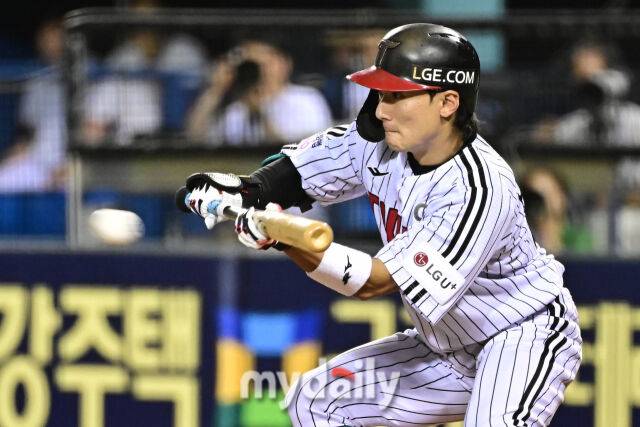 19일 서울 잠실야구장에서 열린 '2025 신한 SOL BANK KBO리그' 롯데 자이언츠와 LG 트윈스 경기.LG 신민재가 6회말 무사 1-2루에 희생 번트를 하고 있다.