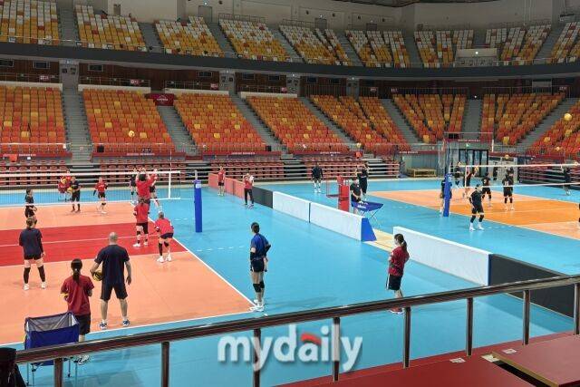 경기 시작 전 투 코트를 활용해 연습하는 양 팀./광주=김희수 기자