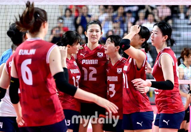 한국 선수들이 2025 코리아인비테이셔널 진주국제여자배구대회 한일전 승리 후 함께 기뻐하고 있다. 하지만 이날 경기는 여러 차례 오심으로 구설에 올랐다. /진주체육관=유진형 기자