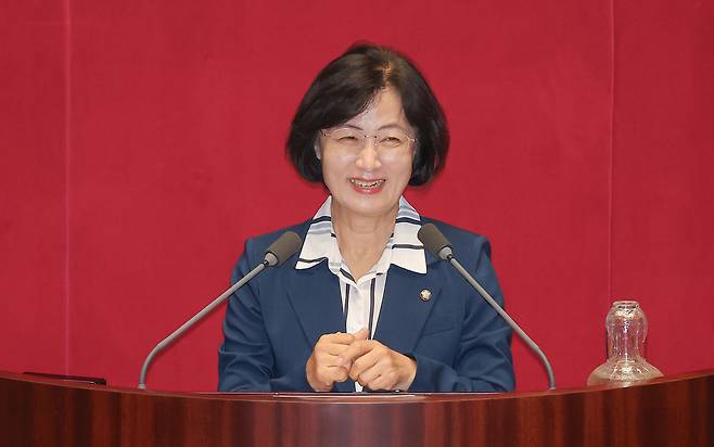 21일 서울 여의도 국회 본회의에서 법제사법위원회 위원장으로 선출된 추미애 더불어민주당 의원이 당선 인사를 하고 있다. [연합]