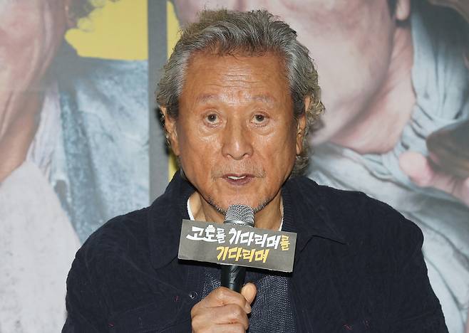 배우 박근형이 지난 19일 서울 종로구 예스24스테이지에서 열린 연극 ‘고도를 기다리며를 기다리며’ 기자간담회에서 인사말을 하고 있다.  [연합]