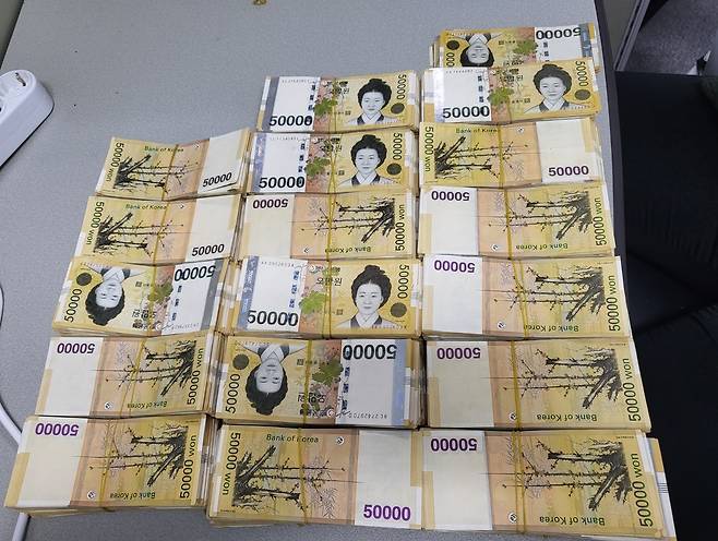 서울경찰청 광역수사단 형사기동대 피싱범죄수사계가 검거한 신종 피싱 범죄 조직으로부터 압수한 현금 다발 [서울경찰청 제공]