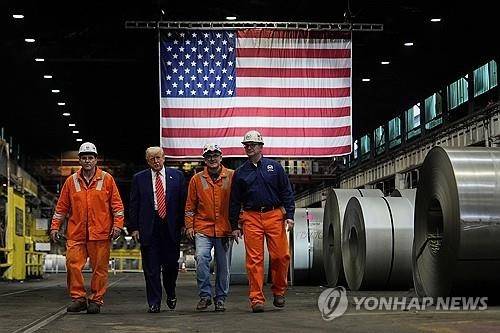 US스틸 공장 둘러보는 트럼프 미 대통령. 트럼프 대통령은  펜실베이니아주 피츠버그 외곽의 US스틸 공장에서 진행한 연설에서 철강 관세 추가 인상 방침을 공개했다. [AP]