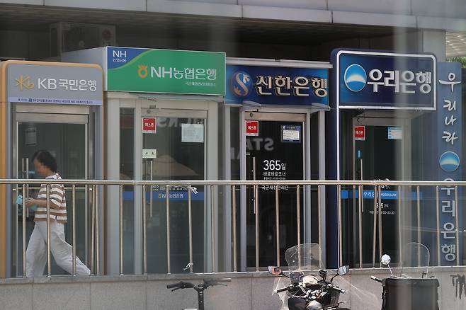 올해 상반기 국내 은행이 역대 최대인 14조9000억원의 당기순이익을 거뒀다. 사진은 서울 시내 주요 은행 현금자동입출금기(ATM) 창구 모습. [연합]