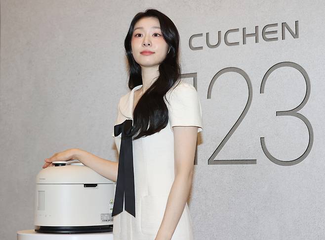 전 피겨선수 김연아가 21일 서울 강남구 그랜드인터콘티넨탈서울파르나스에서 열린 ‘쿠첸 123’ 밥솥 출시기념 행사에서 포즈를 취하고 있다.[연합]