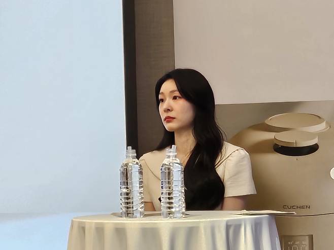 21일 서울 강남구 그랜드인터콘티넨탈서울파르나스에서 열린 쿠첸 ‘123 밥솥’ 출시 기념 미디어데이에 참석한 전 피겨선수 김연아 씨가 제품에 대해 설명하고 있다. 김광우 기자.
