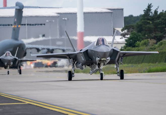 지난 2024년 6월 6일 미국 공군 소속 록히드 마틴 F-35 라이트닝 II 다목적 전투기가 기동을 마친 뒤 람슈타인 공군기지의 격납고로 이동하고 있다. [게티이미지]