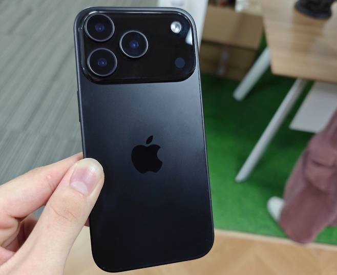 IT 팁스터를 통해 유출된 아이폰17 프로 시제품. [Majin Bu 엑스(X) 갈무리]