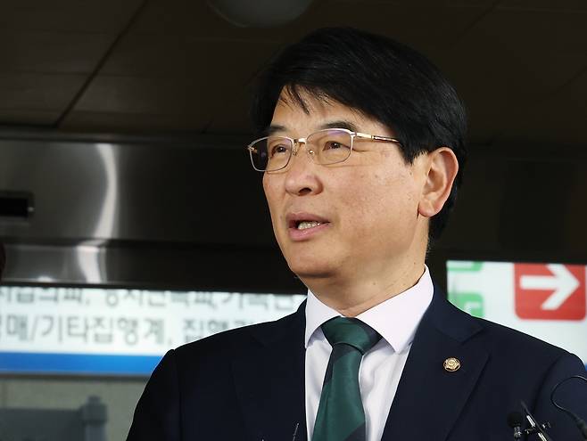 박완주 무소속 의원이 지난 2023년 8월 서울남부지방법원에서 열린 1차 공판에 출석하며 취재진 질문에 답변하고 있다. [뉴시스]