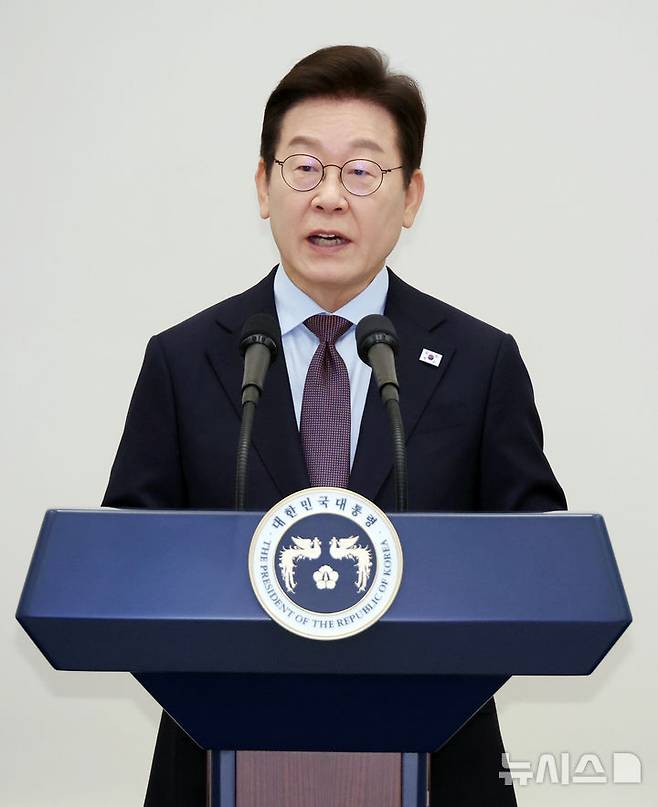 [서울=뉴시스] 최동준 기자 = 이재명 대통령이 지난 15일 청와대 영빈관에서 인사말 하고 있다. 이 대통령은 21일 공개된 일본 요미우리와 인터뷰에서 위안부 합의 및 강제징용 해법은 국가 간 약속이라며, 뒤집는 건 바람직하지 않다고 밝혔다. (대통령실통신사진기자단) 2025.08.21. photocdj@newsis.com
