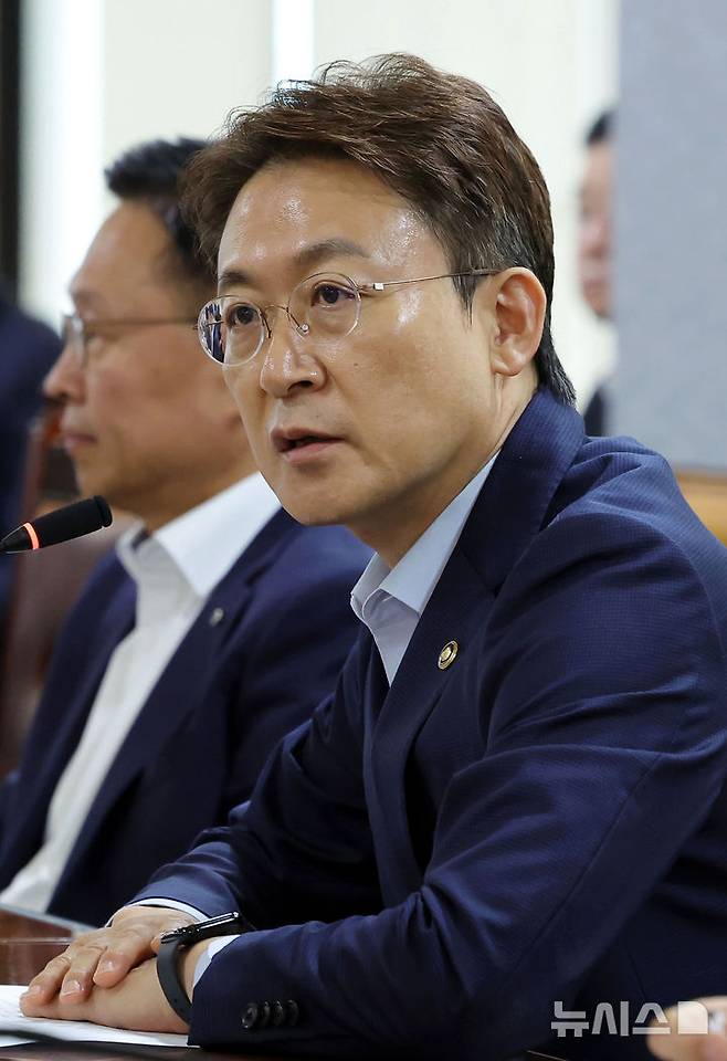 [서울=뉴시스] 홍효식 기자 = 권대영 금융위원회 부위원장이 21일 오전 서울 중구 은행연합회에서 열린 석유화학 경쟁력 제고를 위한 금융권 간담회에서 발언하고 있다. 2025.08.21. yesphoto@newsis.com