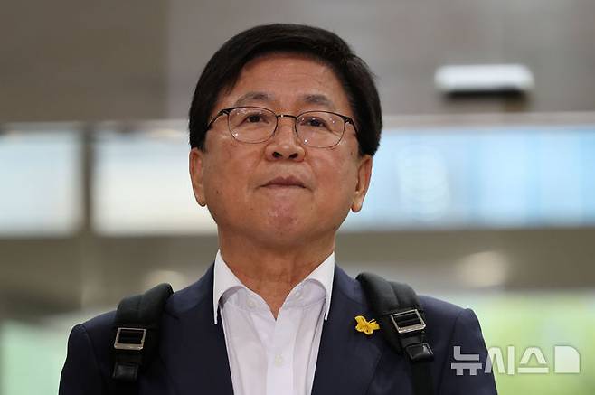 [서울=뉴시스] 권창회 기자 = 최교진 사회부총리 겸 교육부장관 후보자가 14일 오전 서울 여의도 한국교육시설안전원에 마련된 인사청문회 준비 사무실로 출근하며 취재진 질의에 생각하고 있다. 2025.08.14. kch0523@newsis.com