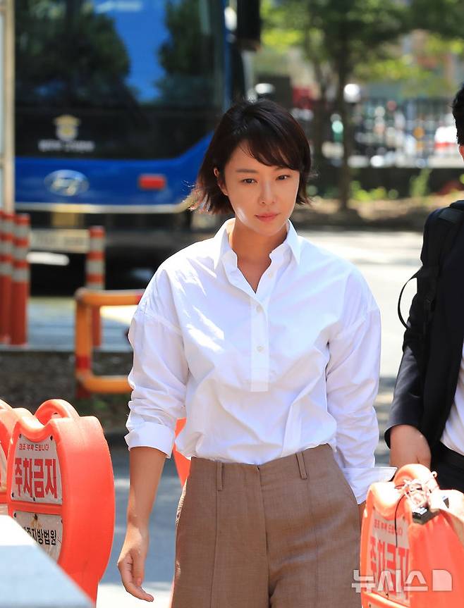 [제주=뉴시스] 우장호 기자 = 배우 황정음이 21일 오후 제주시 이도2동 제주지법에서 열린 특정경제범죄 가중 처벌 등에 관한 법률 위반(횡령) 혐의 사건 결심공판에 출석하고 있다. 2025.08.21. woo1223@newsis.com