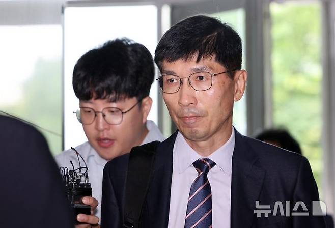 [서울=뉴시스] 황준선 기자 = 임기훈 전 국가안보실 국방비서관이 8일 오전 서울 서초구 이명현 순직 해병 특별검사 사무실에 조사를 받기 위해 출석하고 있다. 2025.08.08. hwang@newsis.com