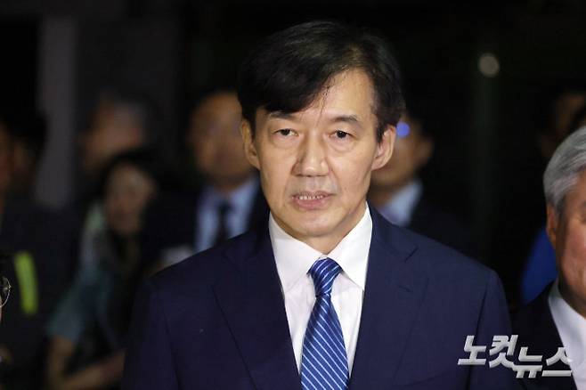 '광복절 특별사면'으로 사면·복권되는 조국 전 조국혁신당 대표가 15일 새벽 구로구 서울남부교도소를 나서며 대국민 인사를 하고 있다. 윤창원 기자