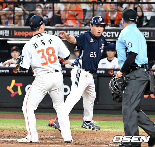 [OSEN=대전, 이대선 기자] 20일 오후 대전 한화생명볼파크에서 2025 신한 SOL Bank KBO리그 한화 이글스와 두산 베어스의 경기가 열렸다.한화는 조동욱, 두산은 곽빈을 선발로 내세웠다.3회초 2사 2,3루에서 두산 3루주자 양의지가 폭투를 틈타 홈을 밟으며 주심을 향해 세이프를 주장하고 있다. 2025.08.20 /sunday@osen.co.kr