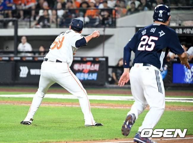 [OSEN=대전, 이대선 기자] 20일 오후 대전 한화생명볼파크에서 2025 신한 SOL Bank KBO리그 한화 이글스와 두산 베어스의 경기가 열렸다.한화는 조동욱, 두산은 곽빈을 선발로 내세웠다.8회초 1사 2,3루에서 한화 박상원이 두산 박준순의 땅볼 타구를 잡아 1루로 송구하고 있다. 홈으로 쇄도하는 두산 3루주자 양의지. 2025.08.20 /sunday@osen.co.kr