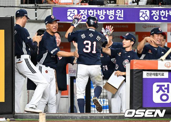 [OSEN=대전, 이대선 기자] 19일 오후 대전 한화생명볼파크에서 2025 신한 SOL Bank KBO리그 한화 이글스와 두산 베어스의 경기가 열렸다.한화는 와이스, 두산은 콜어빈을 선발로 내세웠다.7회초 1사 3루 두산 김인태의 땅볼 때 홈을 밟은 정수빈이 더그아웃에서 환호하고 있다. 2025.08.19 /sunday@osen.co.kr