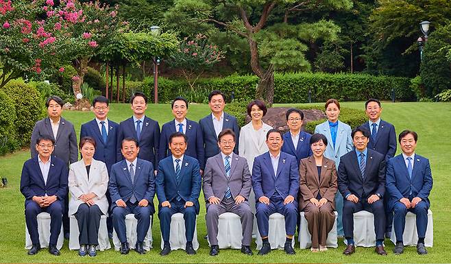 이재명 대통령이 20일 서울 한남동 관저에서 더불어민주당 정청래 대표, 김병기 원내대표 등 지도부와 만찬 전 기념 촬영을 하고 있다.