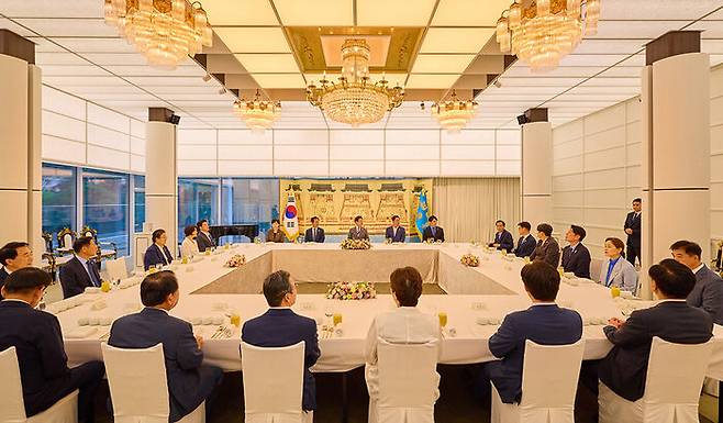 이재명 대통령이 20일 서울 한남동 관저에서 더불어민주당 정청래 대표, 김병기 원내대표 등 지도부와 만찬을 하고 있다.