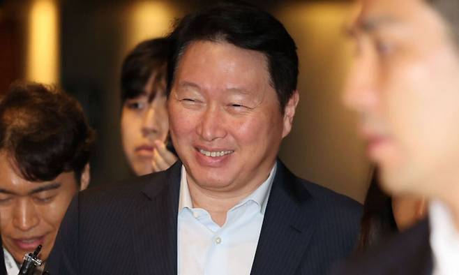 최태원 SK그룹 회장이 지난 18일 오전 서울 광진구 워커힐호텔에서 열린 2025이천포럼에 참석하고 있다. 뉴시스