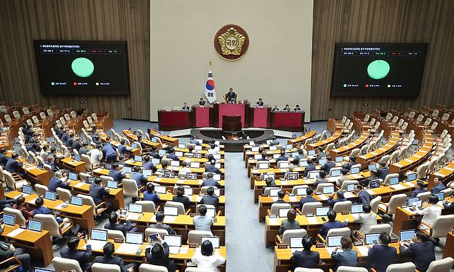 21일 국회 본회의에서 방송문화진흥회법 일부개정법률안이 통과되고 있다. 연합뉴스