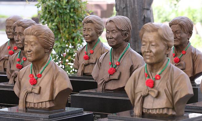 21일 경기 광주시 퇴촌면 나눔의집에 위안부 피해자 할머니들의 흉상이 세워져 있는 모습. 뉴스1