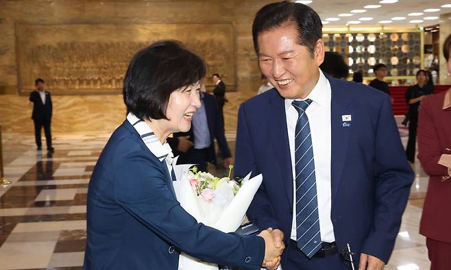 21일 서울 여의도 국회 본회의에서 법제사법위원회 위원장으로 선출된 더불어민주당 추미애 의원이 본회의장을 나서며 정청래 대표와 인사를 나누고 있다. 연합뉴스