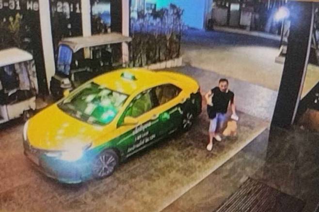 태국 방콕의 한 호텔에서 20대 여성이 마약에 중독돼 숨진 사건이 발생한 가운데 용의자인 30대 중국인 남성이 사건 4개월여 만인 지난 27일(현지시간) 태국 경찰에 자수했다. 사진은 호텔 폐쇄회로(CC)TV 영상에 포착된 용의자가 호텔에 들어오는 모습. 태국 경찰 제공