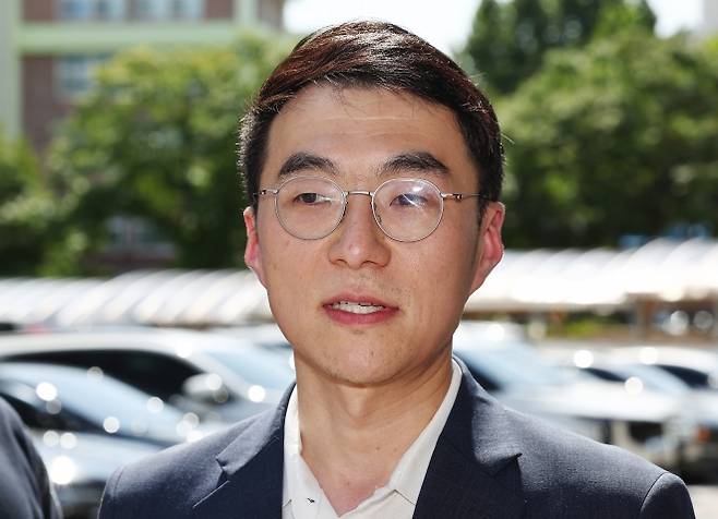 거액의 암호화폐(코인) 보유 사실을 숨기려 국회에 허위 재산 신고를 한 혐의로 기소됐다 1심에서 무죄를 선고받은 김남국 전 의원이 21일 서울 양천구 서울남부지방법원에서 열린 2심 선고를 마치고 취재진 질문에 답하고 있다. 이날 김 전 의원은 2심 무죄를 선고 받았다. 2025.8.21. 연합뉴스