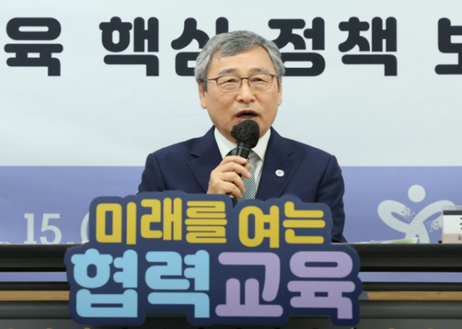 정근식 서울시교육감은 “인공지능(AI) 교육이 중요해지는 만큼 AI교육센터를 만들어 콘텐츠 개발부터 교사 컨설팅까지 통합 지원을 하려고 한다”며 “핵심 정책이 일회성 사업에 그치지 않고 현장에서 안정적으로 정착하도록 노력하겠다”고 밝혔다. 서울시교육청 제공