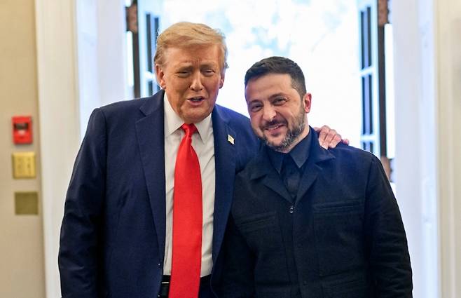 도널드 트럼프 미국 대통령이 18일(현지시간) 백악관 웨스트 윙 로비 입구에서 볼로디미르 젤렌스키 우크라이나 대통령을 맞이하고 있다. 2025.8.20 워싱턴 UPI 연합뉴스